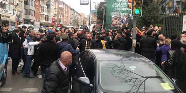 İlçe seçim kurulu önünde kavga! Polis havaya...