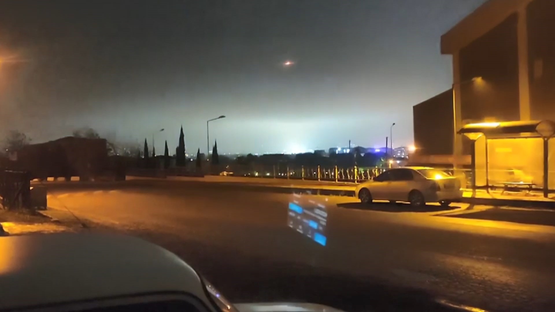 İlçede panik! Geceyi aydınlatan patlama