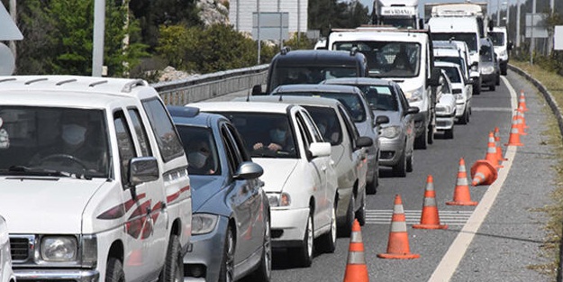 İlçede tedirgin eden görüntü! Yasak kalkınca binlerce araç giriş yaptı