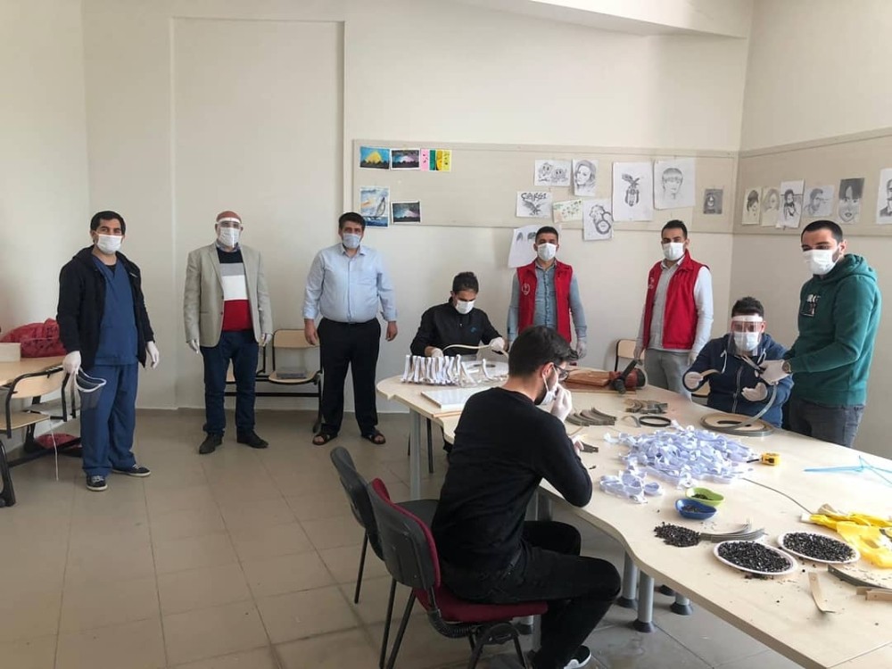 İlçede üretilen siperlikler, sağlık ve güvenlik ekiplerine dağıtıldı 