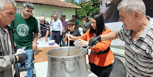 İlçedeki her evin mutfağına aşure götürüldü