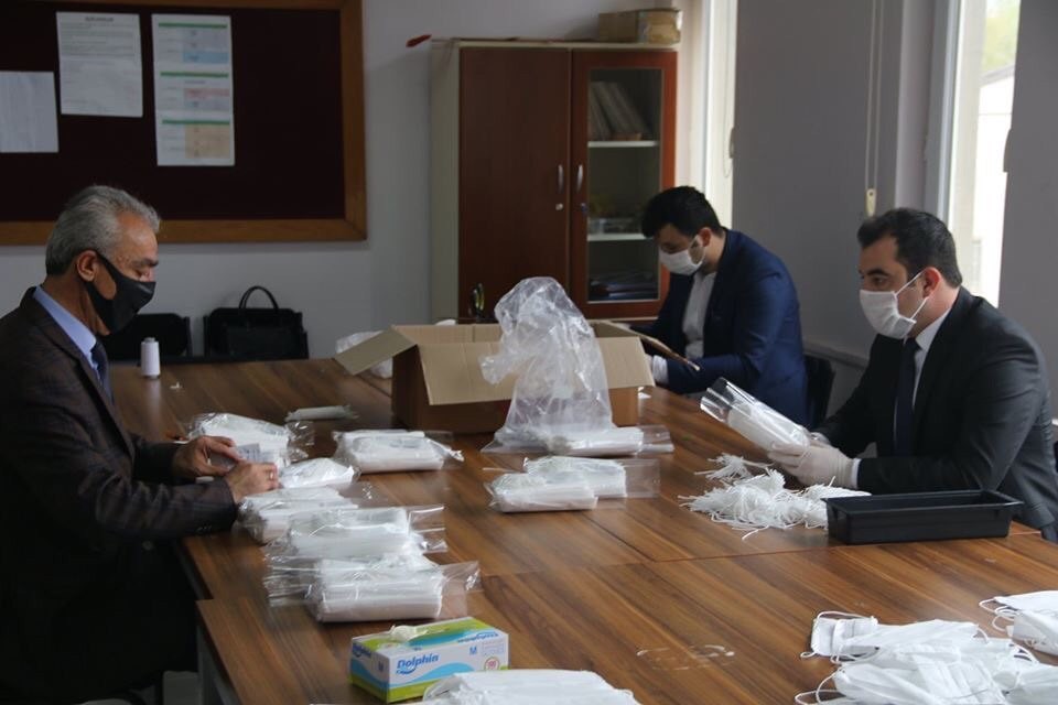İlçeleri için maske üretiyorlar 