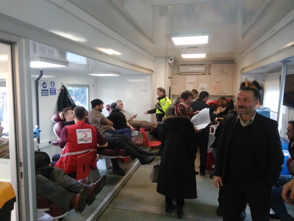 İlçelerinde görev papan polisin eşine uygun donör için kan bağışında yarıştılar 