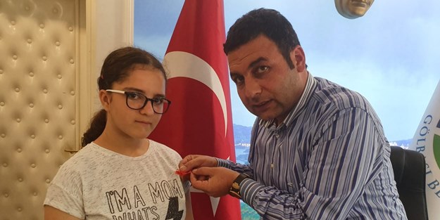 İlçenin başarılı öğrencilerini altınla ödüllendirdi