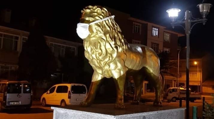İlçenin sembolü aslan heykeline maske taktılar 