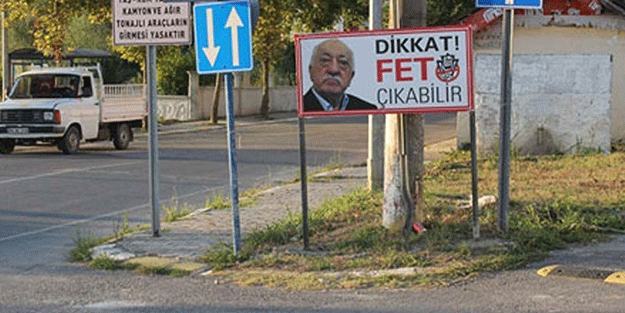 İlçeyi 'Dikkat FETÖ çıkabilir' levhalarıyla donattılar