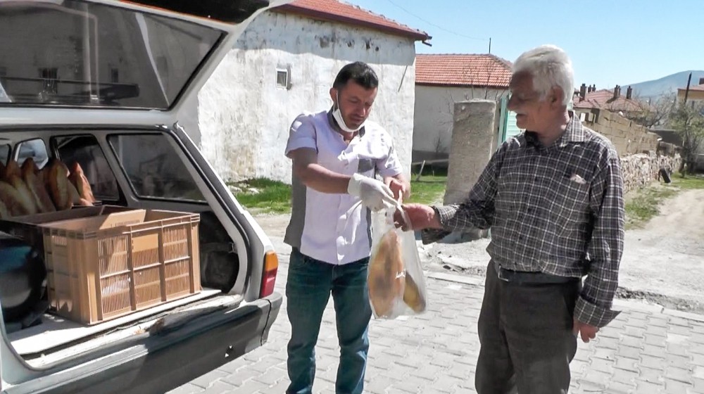İlçeyi dolaşıp ücretsiz ekmek dağıttı 