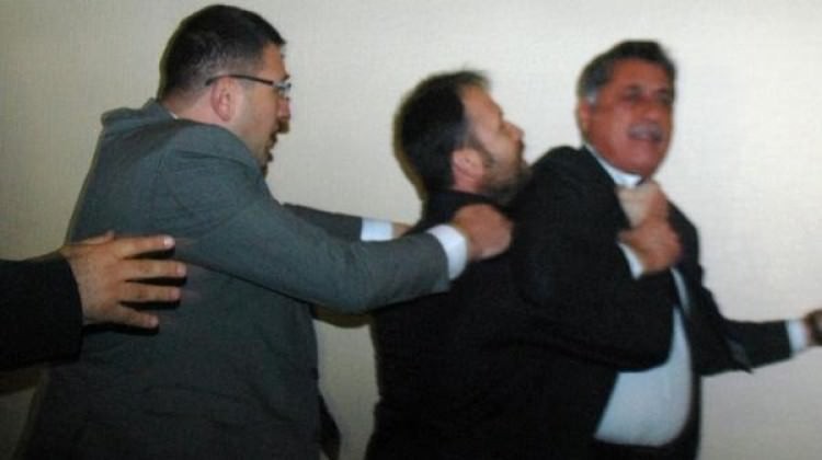'İlerici' CHP'nin bir olaylı kongresi daha! Birbirlerini boğdular