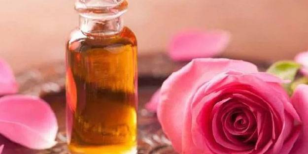 İlerleyen yaş hangi cilt problemlerine sebep oluyor? Gül yağı yaşlanma karşıtıdır