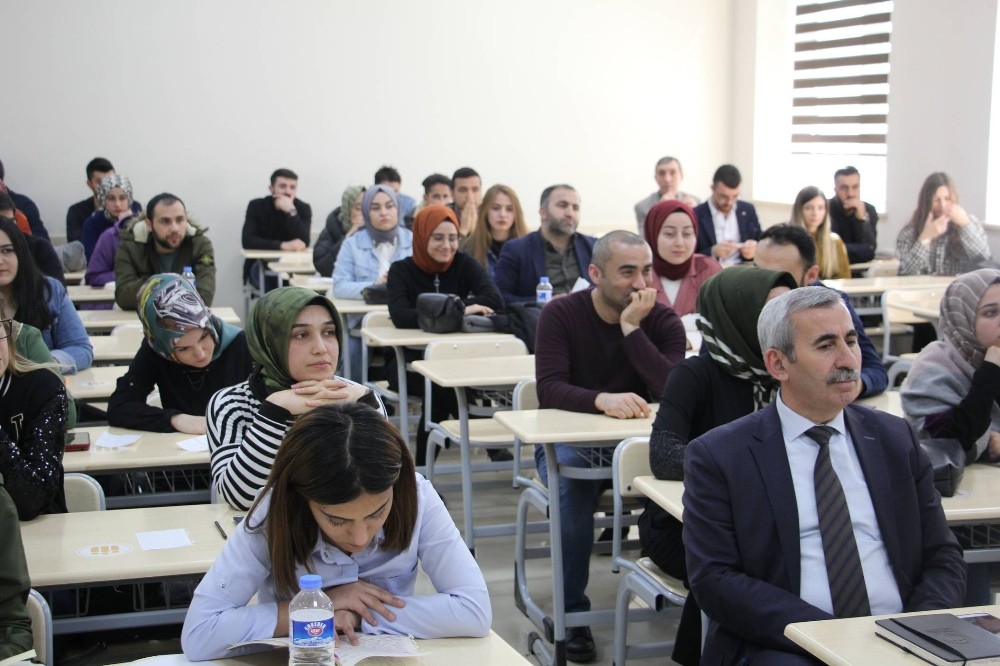 İletişim öğrencilerine topluluk önünde konuşma öğretiliyor 
