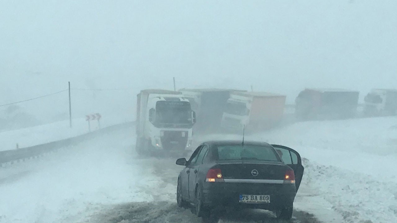 Ilgar Dağı'nda tırlar saatlerce mahsur kaldı