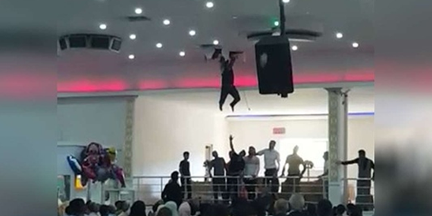 İlginç anlar: Düğün salonunun tavanında asılı kalan işçi pistin ortasına düştü
