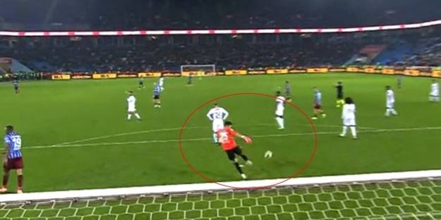 İlginç anlar: Hakem Fırat Aydınus'un kafasına sert şut!