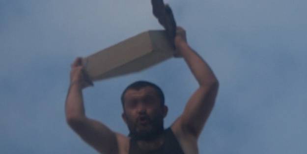 İlginç anlar! İntihar girişiminde bulunan şahıs ekiplere taş fırlattı