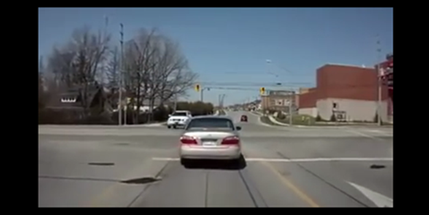 İlginç bir trafik kazası - VIDEO