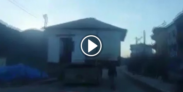 Erfelek'te baba yadigarı evi kamyonla taşıdı