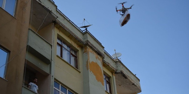 İlginç görüntü: Ekmek satışı drone ile yapıldı