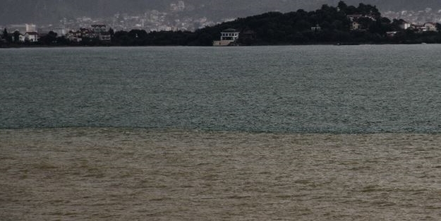 İlginç görüntü! Fethiye'de denizin rengi değişti