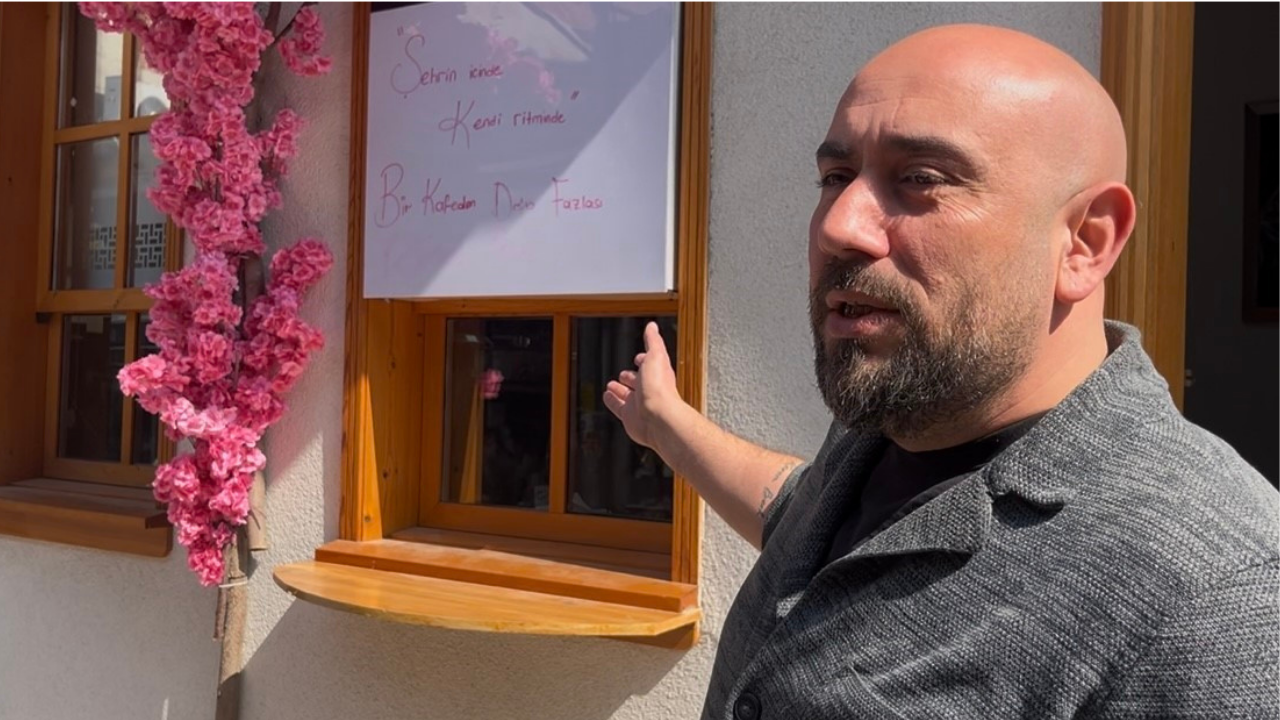 İlginç hırsızlık kamerada: Kafenin önündeki ağacı sırtlayıp gitti