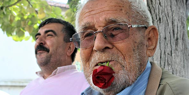 İlginç olay! 60 yıldır ağzında gül ile dolaşıyor
