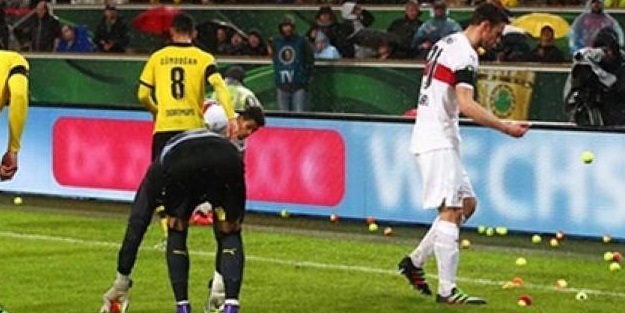 İlginç protesto! Yağmur değil tenis topu yağdı