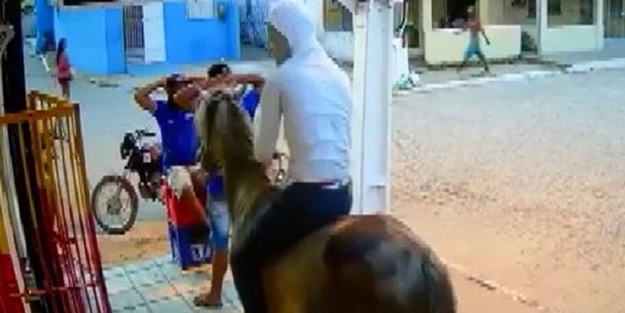 İlginç soygun! Atları kullandılar