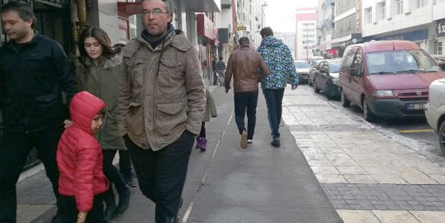 İlginç uygulama! Buzlanan kaldırımlara halı serdiler