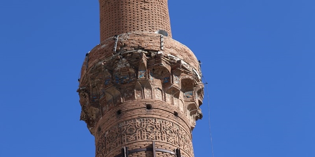 İlginç yapısıyla görenleri şaşırtıyor: Eğri Minare