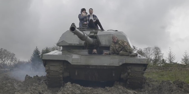 İlginç yarışma! Tankla araçların üstünden geçtiler