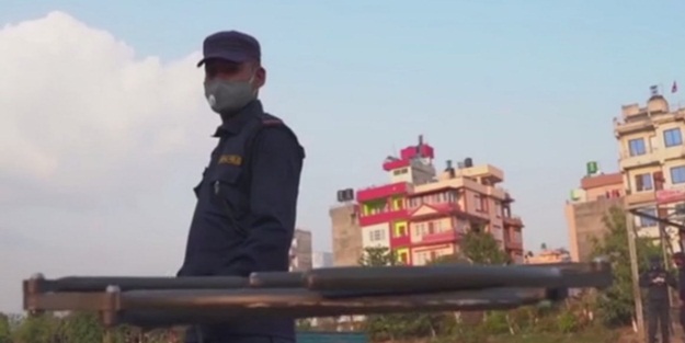 İlginç yöntem! Nepal polisi koronavirüse karşı bu aleti kullanıyor