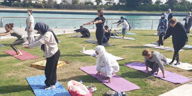 'Ilımlı İslam'a dönen Suudi Arabistan'ın 'modernleşme' çabaları! Toplu yoga yaptılar