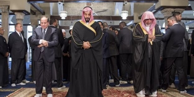 Ilımlı Selman darbeci Sisi'ye galoşla 'namaz' kıldırdı