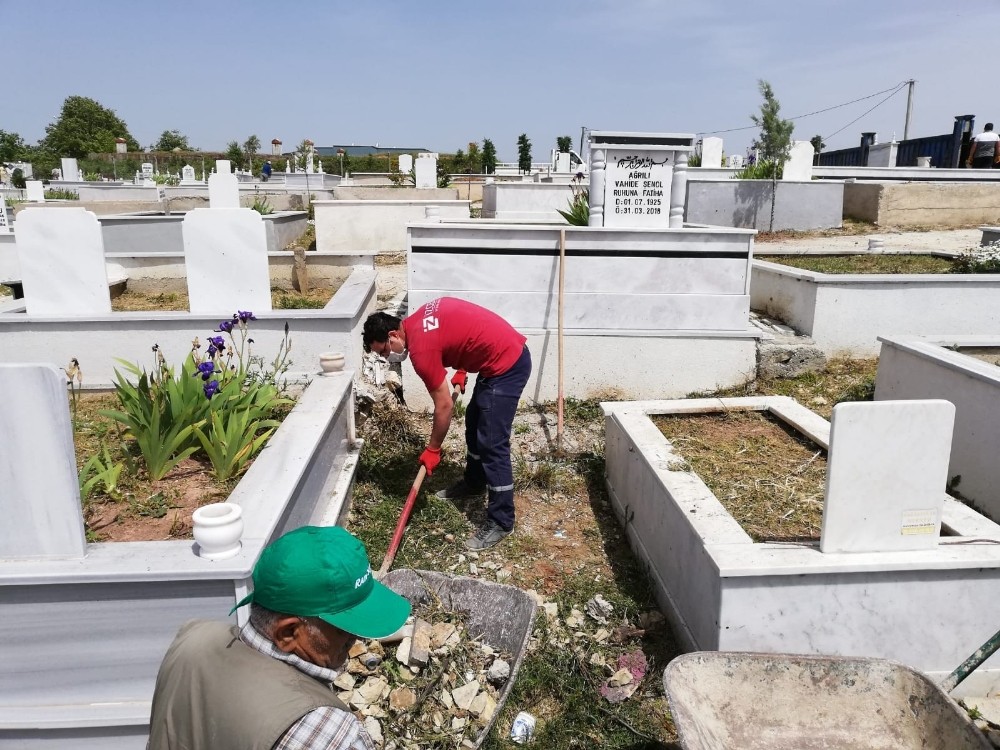 İlimtepe Mezarlığı düzenleniyor 