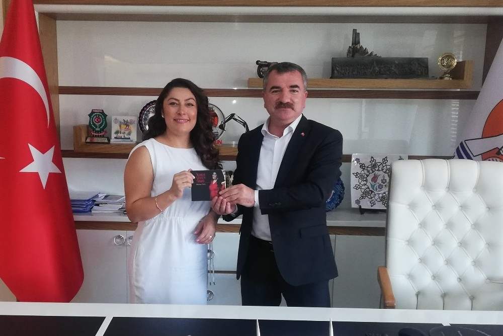 İlk albümünü başkana hediye etti 