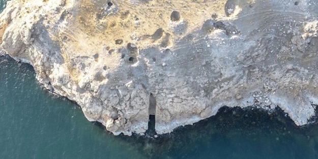 İlk defa göreceksiniz! Van Gölü çekilince ortaya çıktı