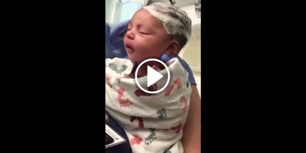 İlk defa saçları yıkanan paylaşım rekoru kıran bebek!