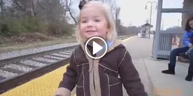 İlk defa tren gören şirin mi şirin ufaklık