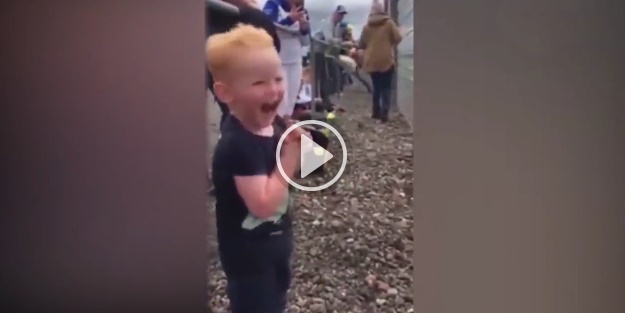 İlk defa yarış izleyen küçük çocuk yerinde duramadı!