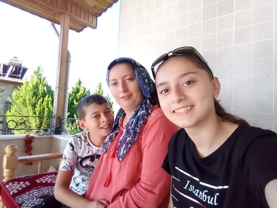 İlk ders günü trafik kazasında hayatını kaybeden kardeşler anneleri ile toprağa verildi 