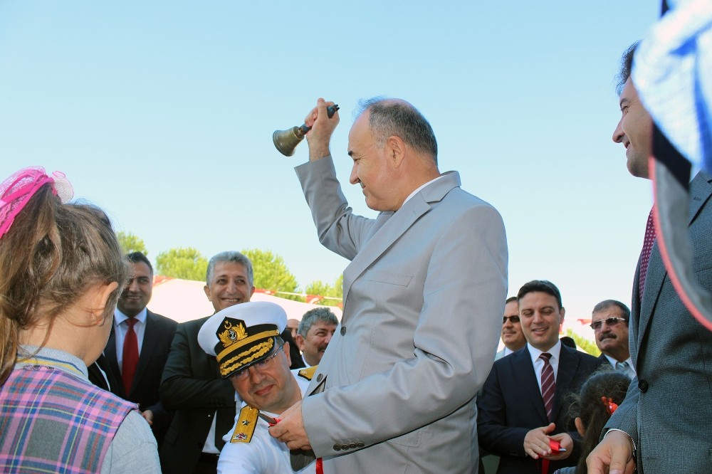 İlk ders zilini Vali Erol çaldı 