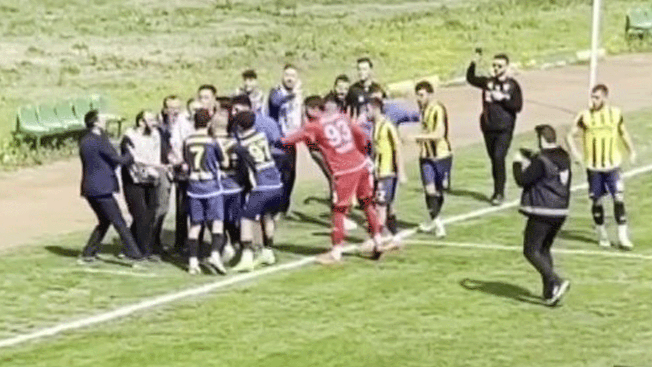 İlk düdükle olaylar başladı: Önce top toplayıcısına, ardından basın mensuplarına en son rakip takım taraftarlarına saldırdılar