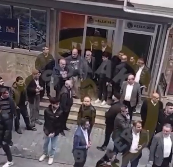 İlk görüntüler geldi! Ak Parti programına saldırı