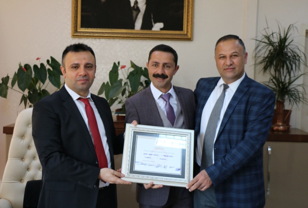 İlk icraatı makam kapısını söktürmek oldu 