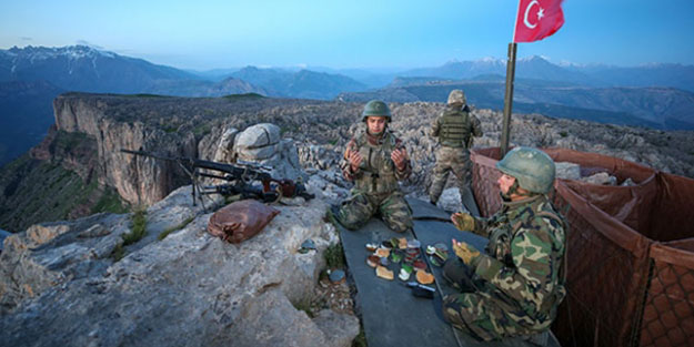İlk iftarı Mehmetçik böyle açtı!