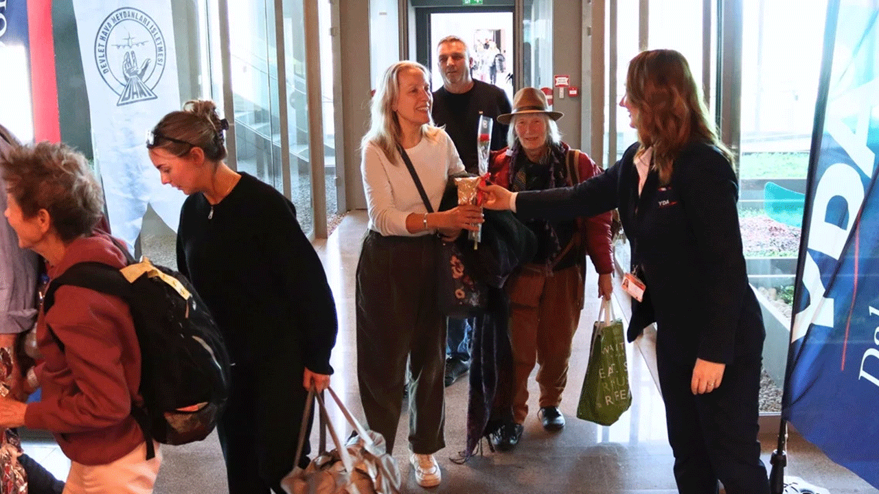 İlk kafile Türkiye'ye geldi! Çiçeklerle karşılandılar!