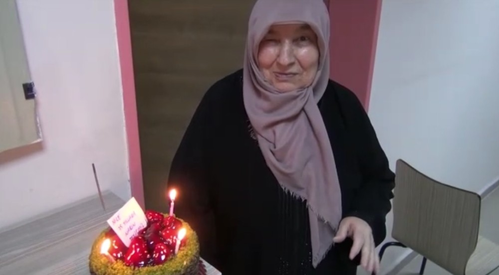 İlk kez doğum gününü 75 yaşında karantina yurdunda kutladı 