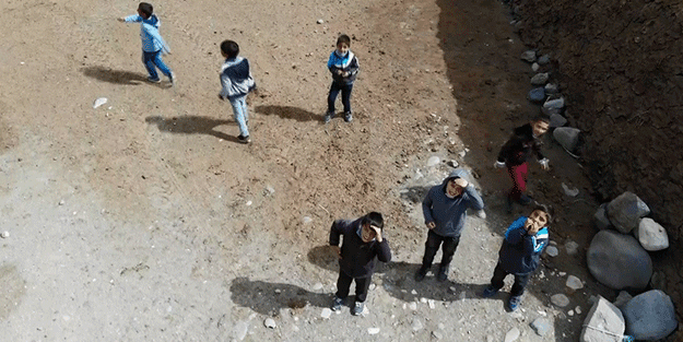 Kameralara yansıdı! Çocuklar ilk kez görünce kaçtı! Sonrasında ise…