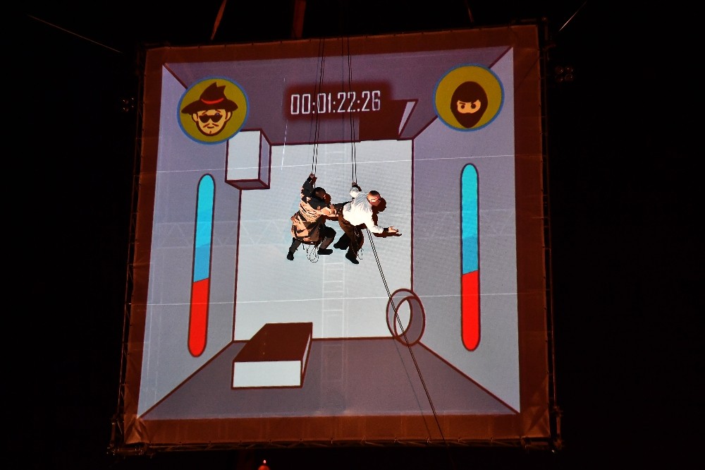 İlk kez İzmir’de sahne alan Verticali nefes kesti 