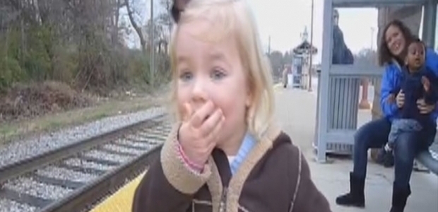 Küçük kız ilk kez tren görünce...