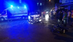 İlk önce arabaya sonra levhaya çarptı: 2 kişi yaralandı